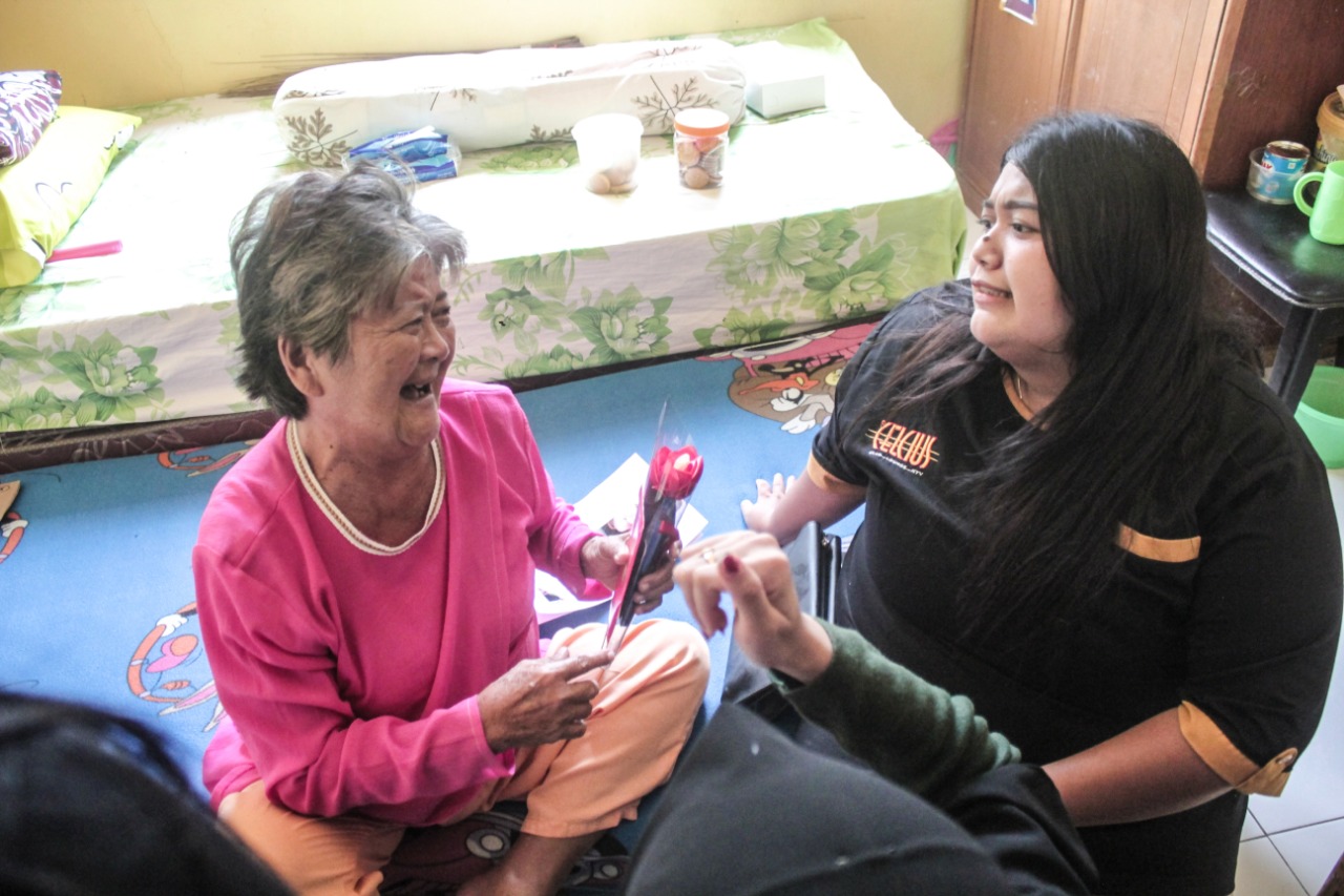 BERBAGI KEBAHAGIAAN. Karyawan Celcius mengunjungi PSTW Nirwana Puri di Jalan Mayjen Soetoyo.