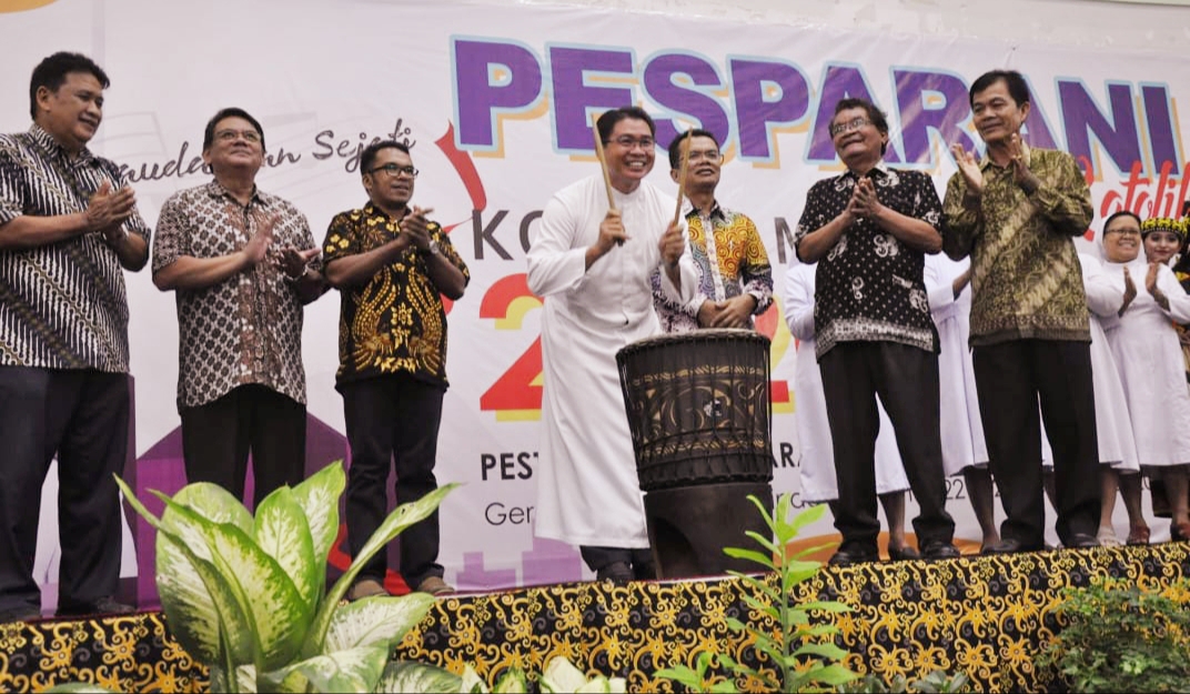 MEMUJI TUHAN. Pastor Petrus Prilion MSF saat pemukulan gong, tanda dimulainya Pesparani Kota Samarinda, Jumat (14/2) malam lalu. (ISTIMEWA)