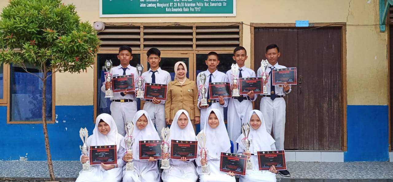 BERPRESTASI. Pelajar SMP Al Jawahir memborong trofi lomba modeling yang diadakan Dinas Perindustrian Samarinda.