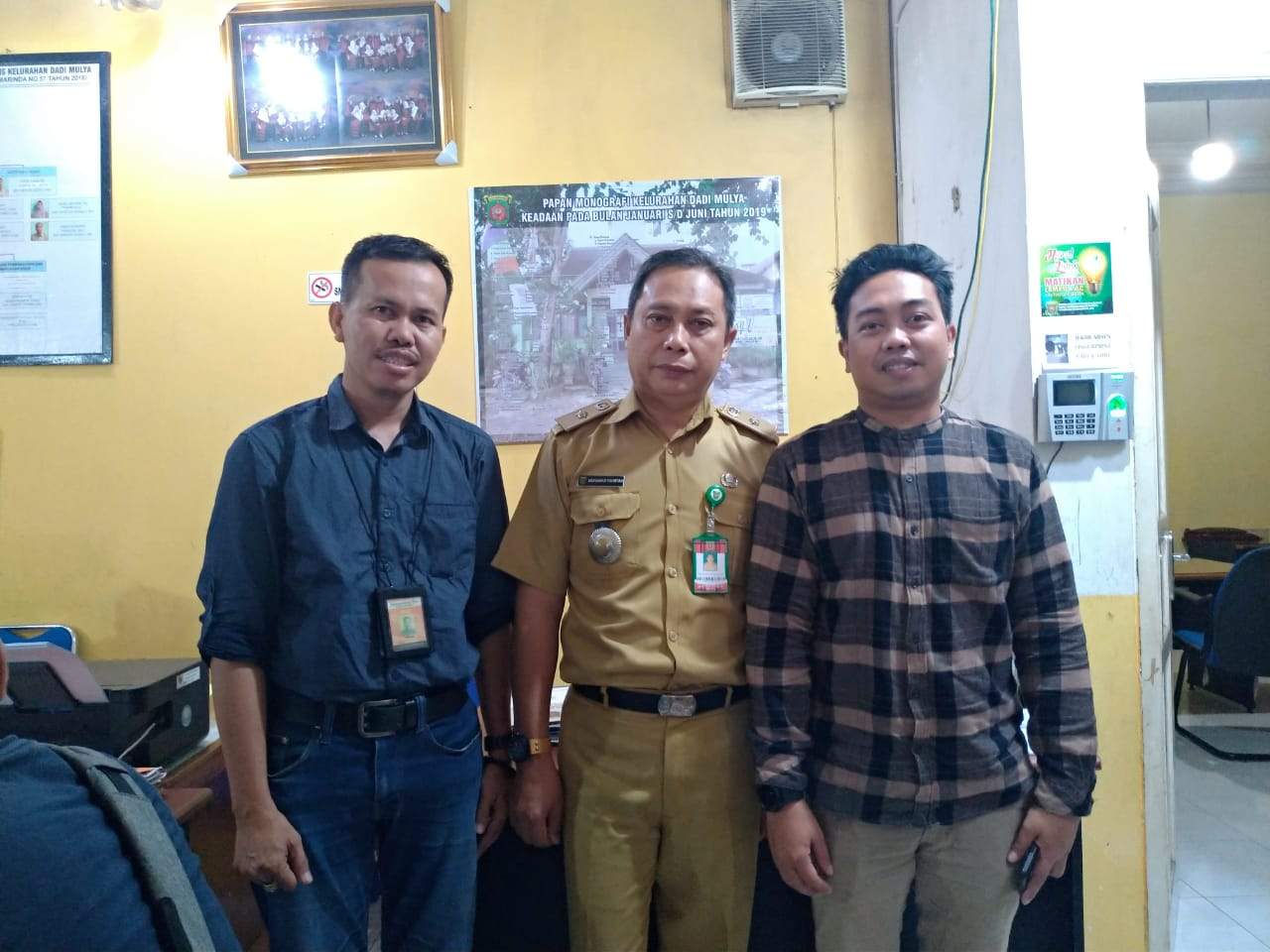 SILATURAHMI. Lurah Dadimulya Yansyah diapit perwakilan dari Samarinda Pos.