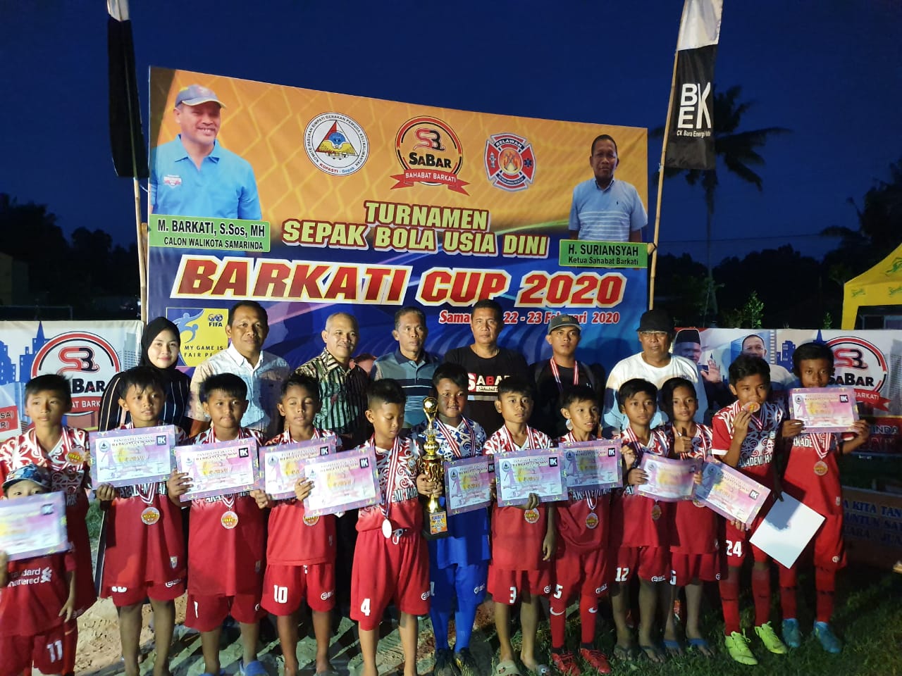 PEMBINA. Ketua penyelenggara Suriansyah dengan Wawali M Barkati bersama SSB Nahusam U-12 dan SSB Samkot U-12 sebelum laga final. IST
