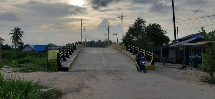 Yang melintas di jembatan bungkuk dibatasi.