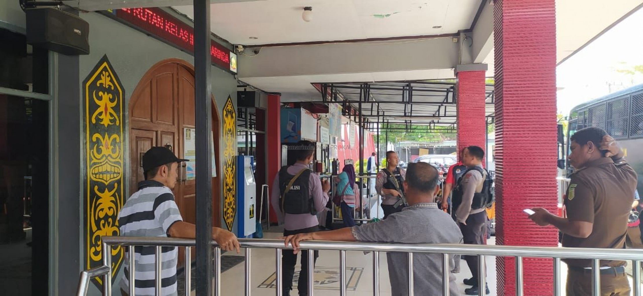 Polisi berjaga jaga di pintu masuk rutan.