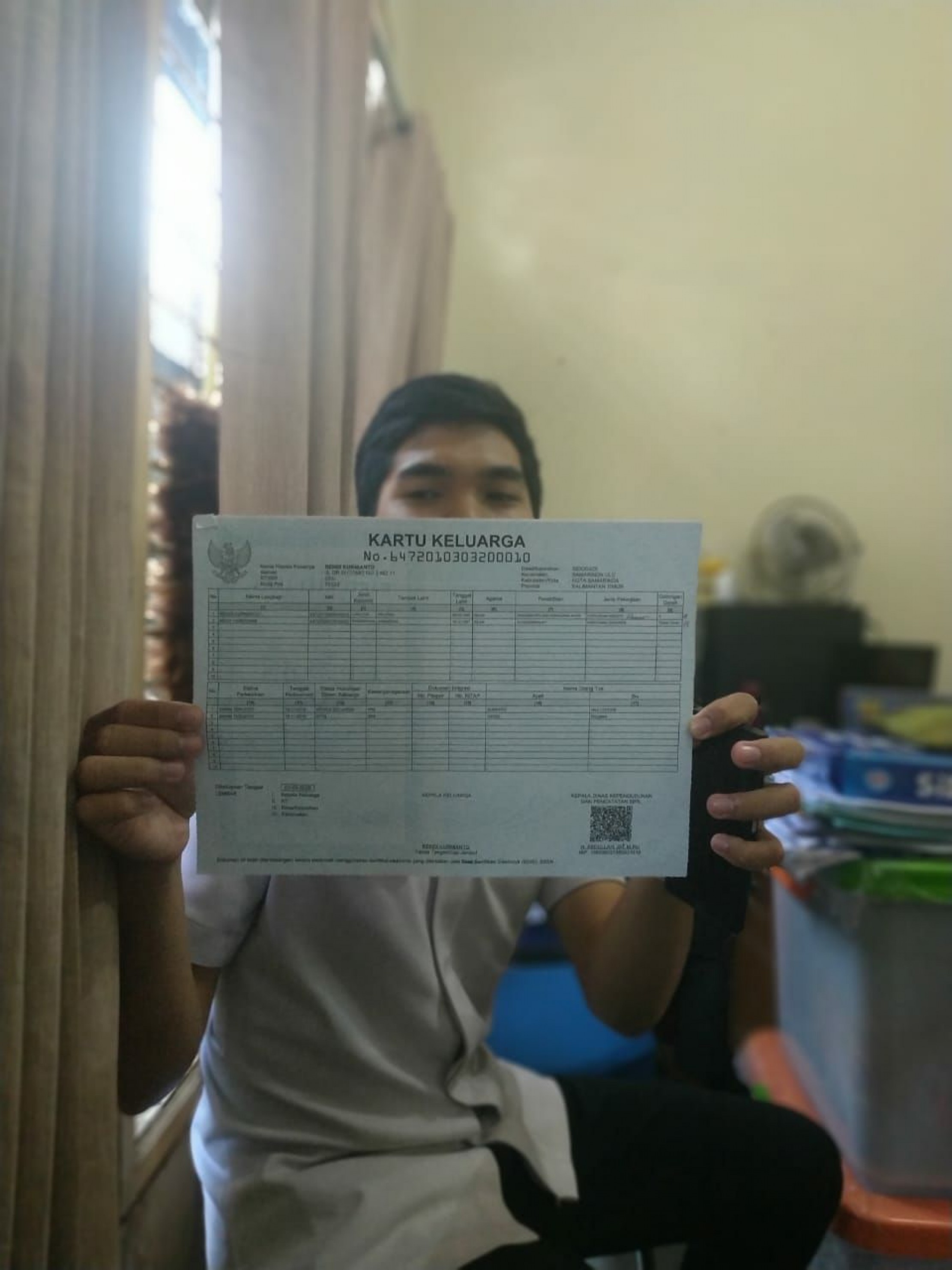 Bagi warga yang memiliki KK atau akta kelahiran maupun dokumen kependudukan yang bertanda tangan elektronik atau QR Code tak perlu lagi melegalisir dokumen mereka.