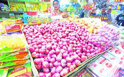 Stok bahan pangan cukup, jadi warga tidak perlu khawatir.