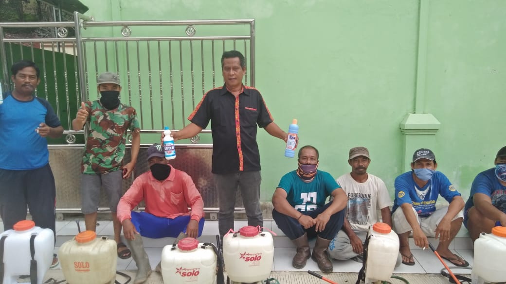 PERANGI KORONA. Warga Simpang Pasir secara swadaya melakukan penyemprotran disinfektan ke puluhan rumah di lingkungan RT 05, Jumat (10/4). (IST)