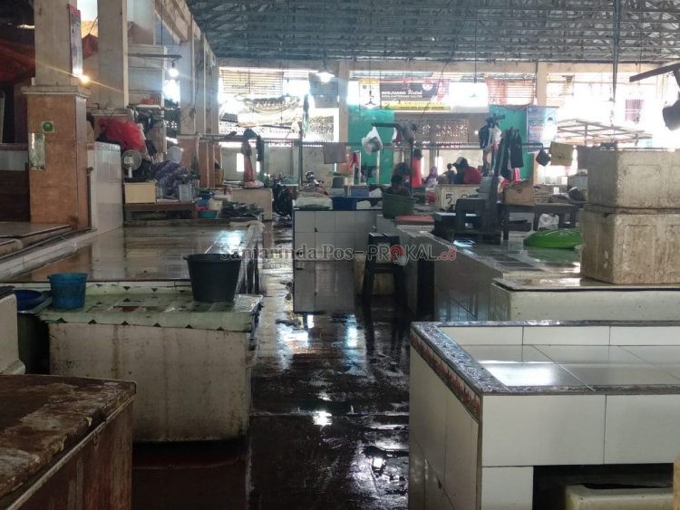 Kondisi di salah satu los pasar Sungai Dama.