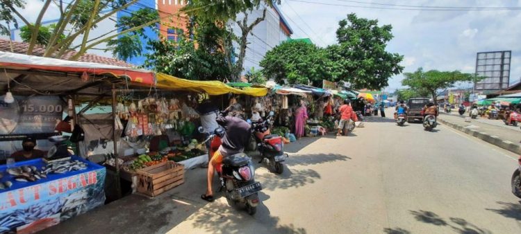 Pedagang pinggir Jalan Hasanuddin, Samarinda Seberang.