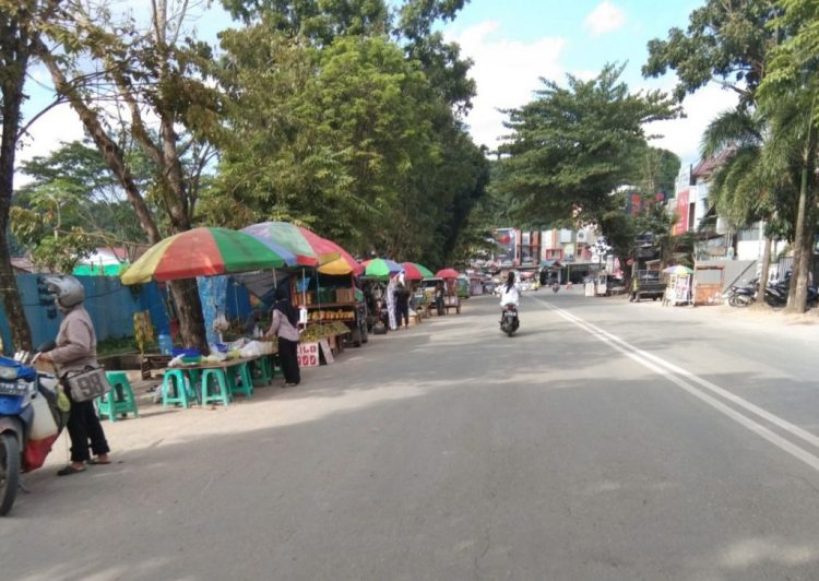 Pasar dadakan di Jalan Siradj Salman.