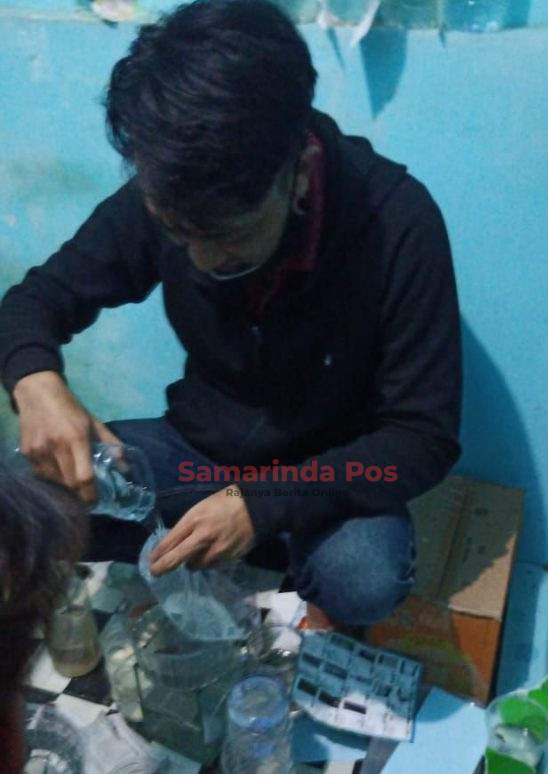 Petugas mengamankan puluhan ekor ikan cupang.