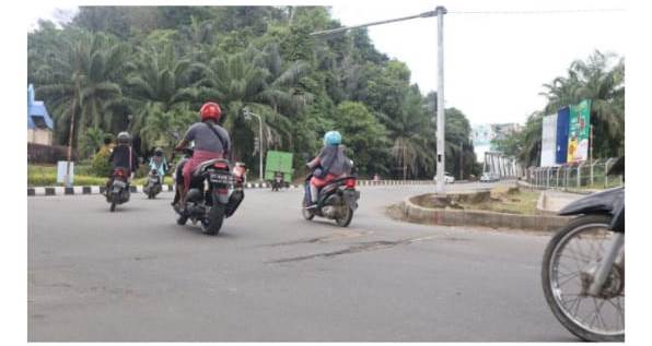 Jalan rusak di bawah jembatan Mahakam IV.