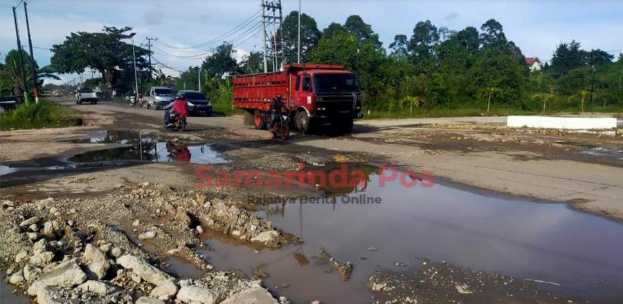 Salah satu ruas jalan menuju bandara APT Pranoto yang rusak.