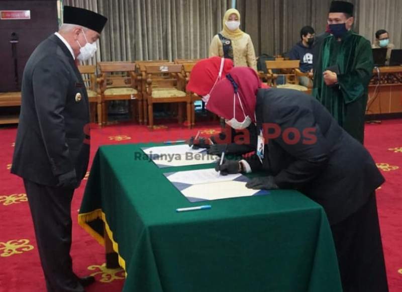 Dua pejabat baru Bankaltimtara dilantik Gubernur Isran Noor.