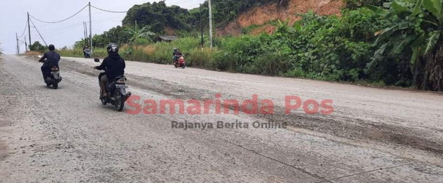 Tumpahan koral dan semen yang mengering di tanjakan Jalan Trikora, Kelurahan Simpang Pasir, tak kunjung dibersihkan.