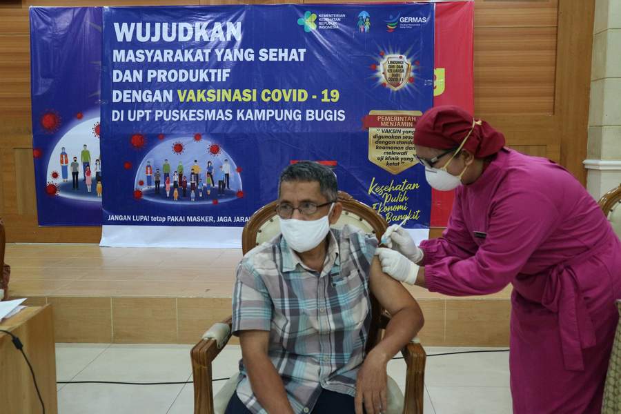 DISUNTIK: Dua puluh wartawan dari berbagai media disuntik vaksin. Kegiatan tersebut dilakukan di Balai Mufakat, Jalan Cendana, Tanjung Redeb, Jumat (5/3).