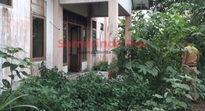 Gedung SMK 18 di Tanah Merah sudah tidak digunakan lagi. Aset pemerintah itu dibiarkan terbengkalai tak terawat. Tinggal menunggu keruntuhannya.