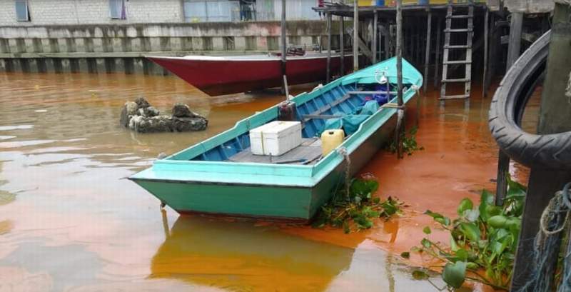 Minyak sawit akhirnya mencemari sungai.