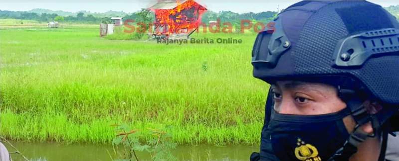 Petugas berjaga di lokasi bentrok.