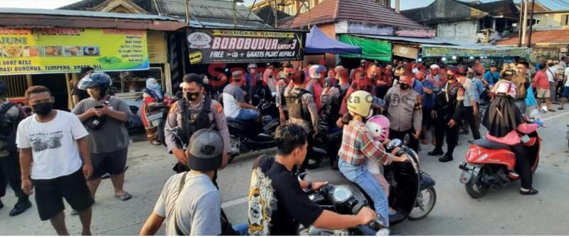 Polisi mengamankan keributan di Sungai Keledang.