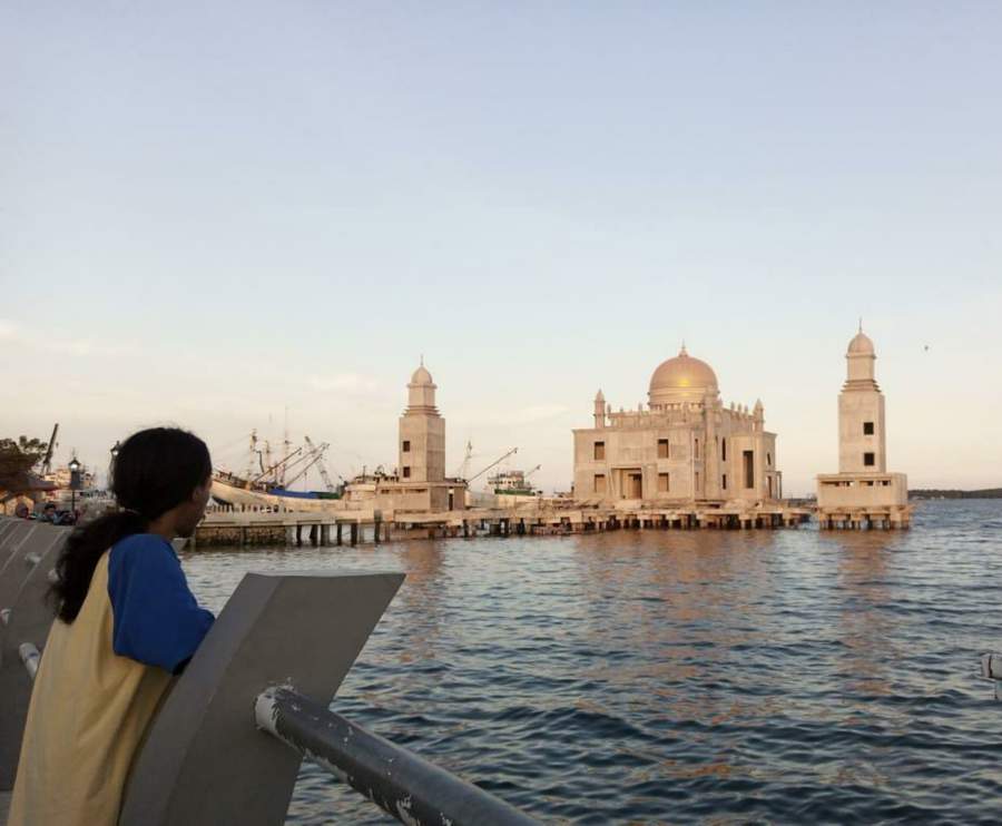 Masjid terapung di Bontang yang dilanjutkan pengerjaannya.