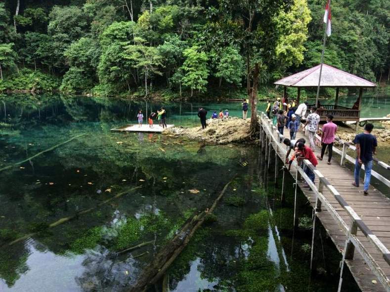 MULAI RAMAI: Objek wisata Telaga Biru di Kampung Tembudan, Berau, mulai ramai dikunjungi wisatawan.