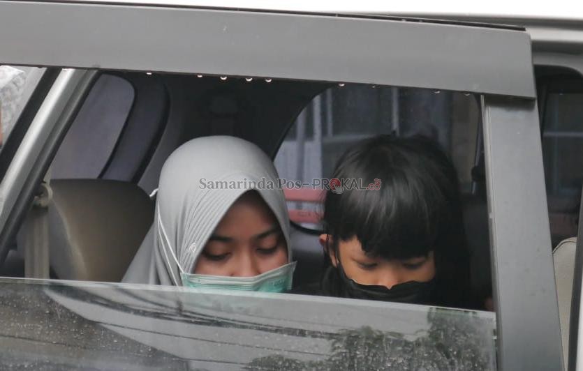 Zahra dan ibunya. Zahra sempat menghilang beberapa hari dan ditemukan di musala.