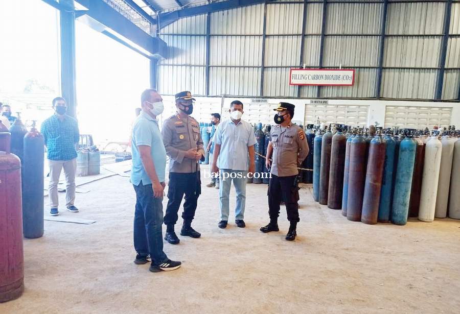 JAGA KETERSEDIAAN: Kapolrestas Balikpapan Kombes Pol Turmudi melakukan peninjauan langsung ke depo isi ulang oksigen PT Samator Gas Indonesia di Manggar