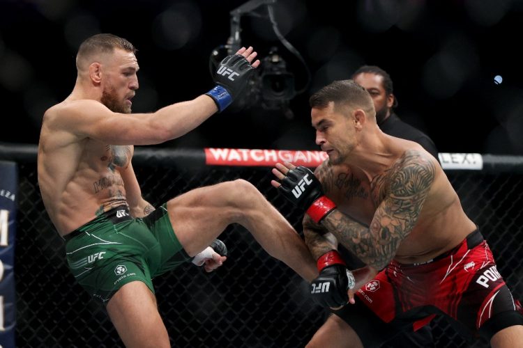 Conor McGregor (kiri) saat bertarung melawan Dustin Poirier pada UFC 264 di Las Vegas. (Stacy Revere / GETTY IMAGES NORTH AMERICA / AFP)