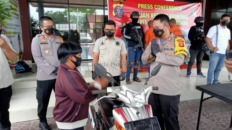 TERUNGKAP: Kapolres AKBP Arwin A Wientama (tengah) menunjukkan barang bukti peralatan yang digunakan tersangka saat beraksi.