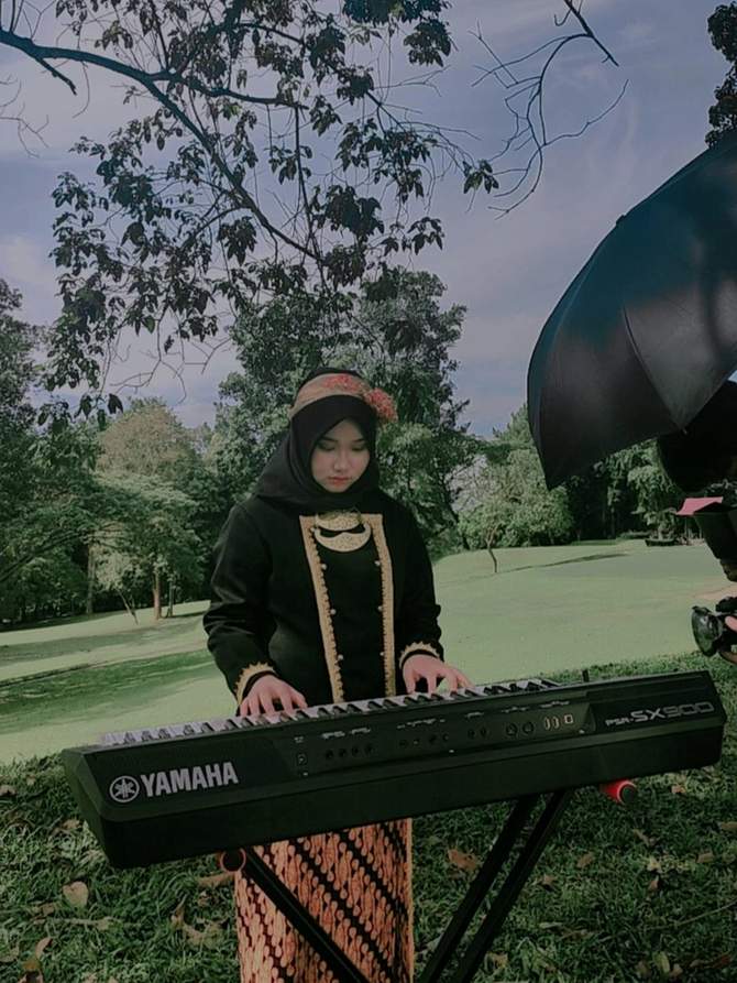 BERI YANG TERBAIK: Dewi Fadiyah Hadinah, siswi SMK 1 Bontang kompetensi keahlian Rekayasa Perangkat Lunak, berhasil menembus Festival Lomba Seni Siswa Nasional (FLS2N) setalah menjadi yang terbaik di Kaltim melalui cabang cipta lagu.ADIEL KUNDHARA/KP