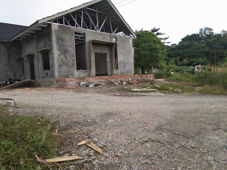 PROSES: Pembangunan Kantor Kelurahan Bukit Pinang di eks area terminal di sekitar Kampung Pinang, Jalan P Suryanata, masih berjalan.