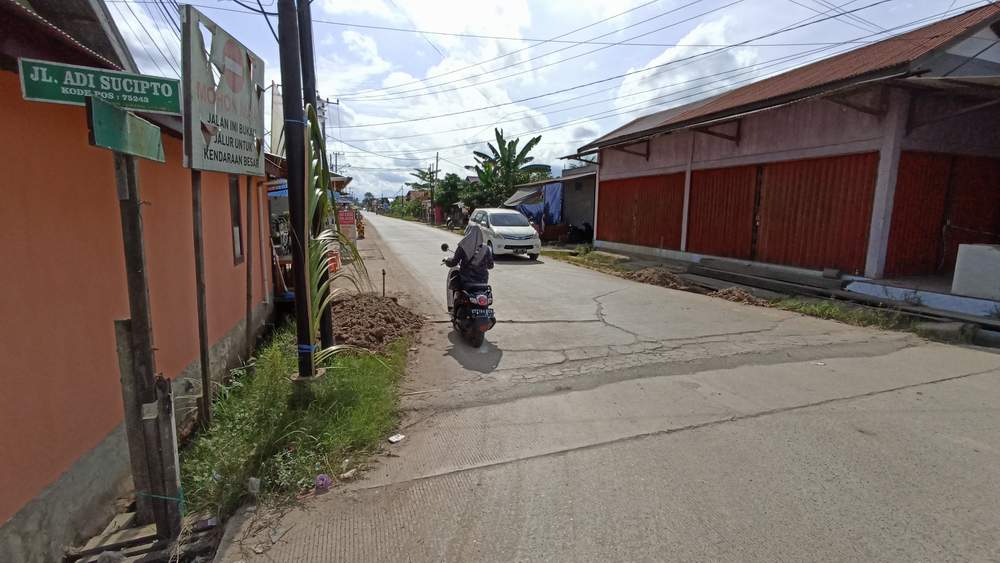 CEGAH TRUK MELINTAS. Portal akan dipasang di Jalan Adi Sucipto, guna menghindari melintasnya truk bandel.OKE/SAPOS