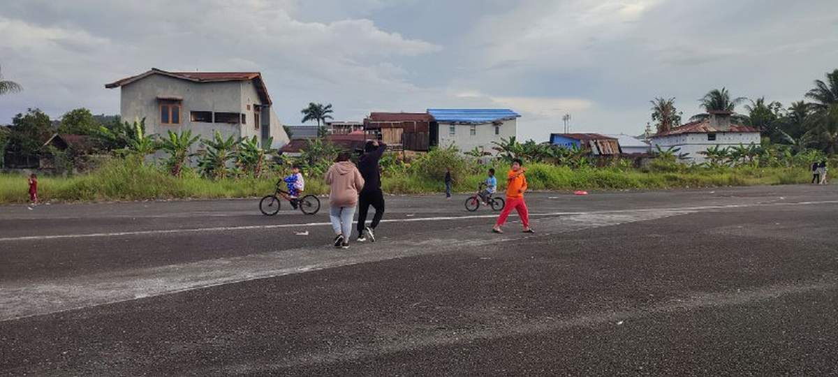 DIMANFAATKAN WARGA: Kondisi eks Bandara Temindung dimanfaatkan warga untuk berolahraga.