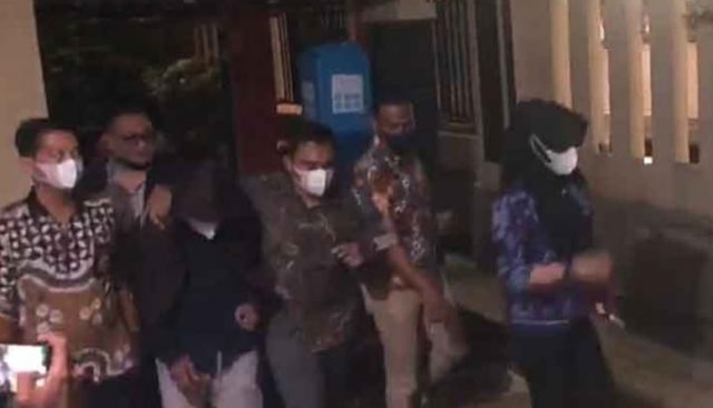 Dosen Usnri R digiring penyidik keluar Unit Renakta Polda Sumsel, Jumat (10/12). (Foto : Pahmi/Palpos.id)