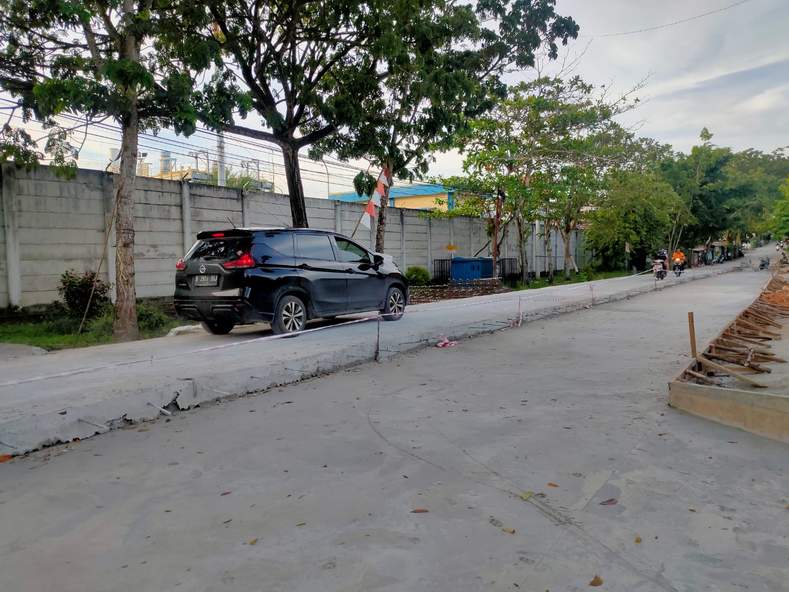 LEWATI BATAS KONTRAK: Terhitung 16 Desember lalu, proyek pengaspalan di Jalan Asmawarman harusnya sudah rampung. Namun, hingga batas waktu, kontraktor hanya mampu menyelesaikan 68 persen pekerjaan.