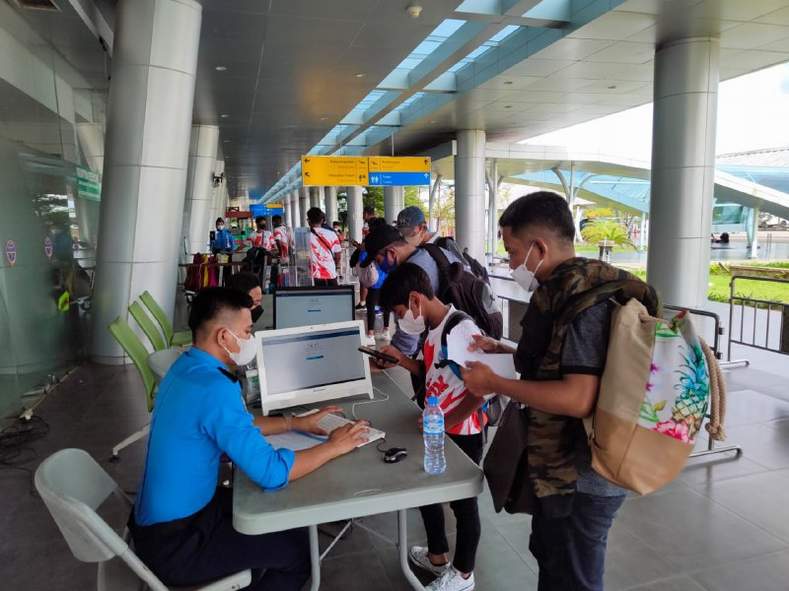 DICEK PETUGAS. Sejumlah penumpang di Bandara APT Pranoto diperiksa petugas sebelum melakukan penerbangan.