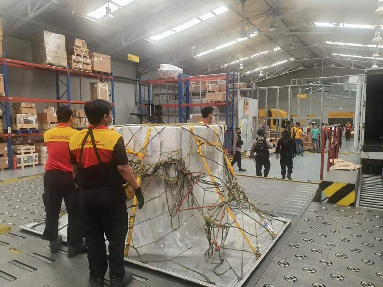 KAWAL VAKSIN: Sejumlah personel Detasemen Gegana Satuan Brimob Polda Kaltim melakukan pengawalan vaksin di kargo Bandara Internasional Sepinggan Balikpapan.