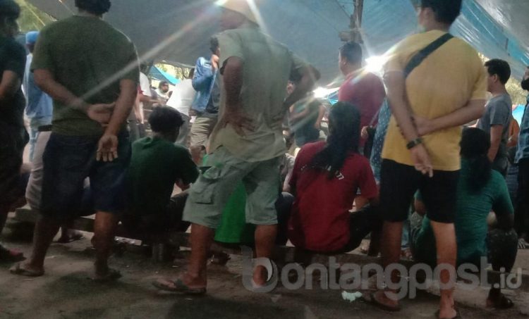 Sabung ayam di Bontang Barat.