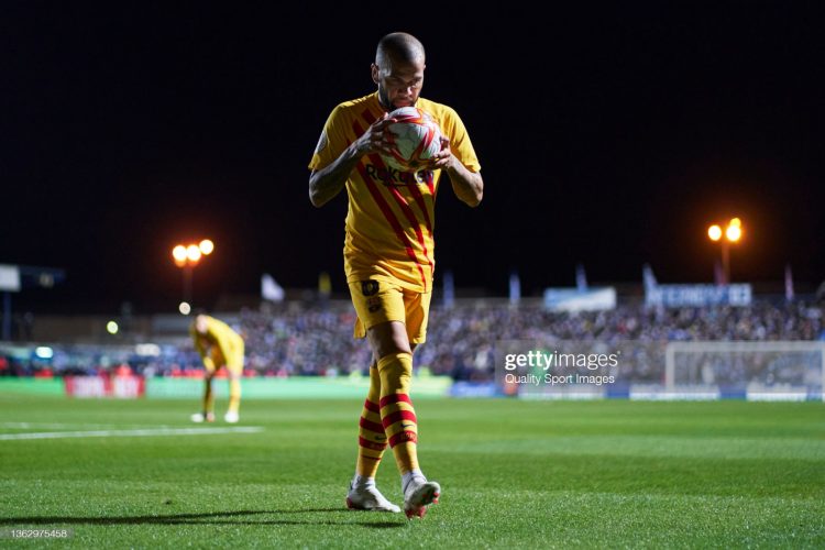 Gestur Dani Alves dalam laga FC Barcelona versus tuan rumah Linares Deportivo di babak 32 besar Copa del Rey kemarin (6/1). (FCB/TWITTER )