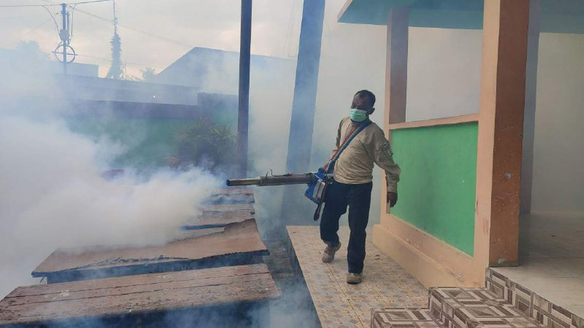 SASAR SEKOLAH: Relawan melakukan fogging di SD 002 Samarinda Kota.