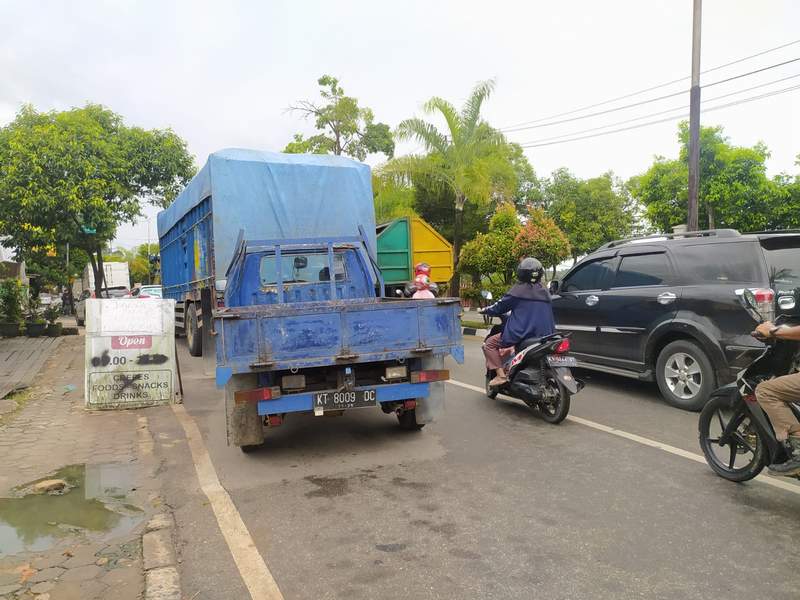 ANTREAN: Kendaraan yang hendak mengisi BBM bersubsidi jenis solar di SPBU antre hingga ke badan jalan.