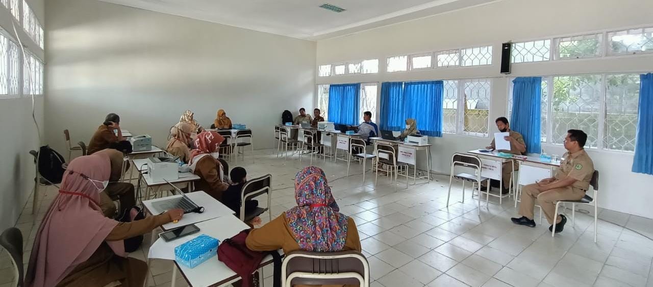 INPUT DATA: Operator di SMA 2 memasukkan nilai pendaftar sesuai berkas yang diserahkan pada PPDB tahun ini.