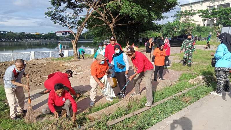 KEGIATAN RUTIN. Pembersihan kawasan Polder Air Hitam secara bergotong royong, guna membersihkan sampah maupun tanaman liar, Jumat (22/7). (Hagusman/Sapos)