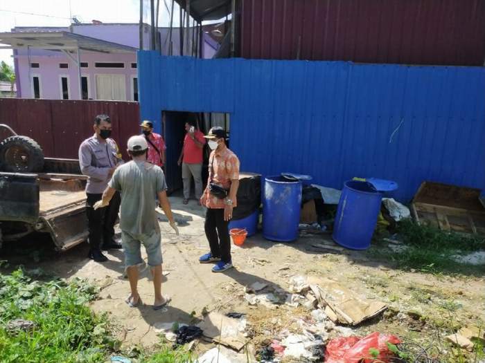 LAKUKAN PENGECEKAN. Lurah Rapak Dalam, M Ade Nurdin dan Bahabinkamtibmas meninjau lokasi tempat pengolahan pakan ikan yang sempat membuat heboh.OKE/SAPOS