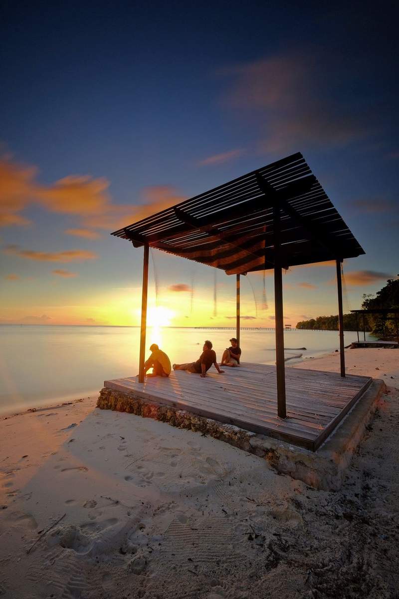 DAYA TARIK: Beberapa turis yang sedang berlibur di Maratua menikmati keindahan sunset di pulau tersebut.