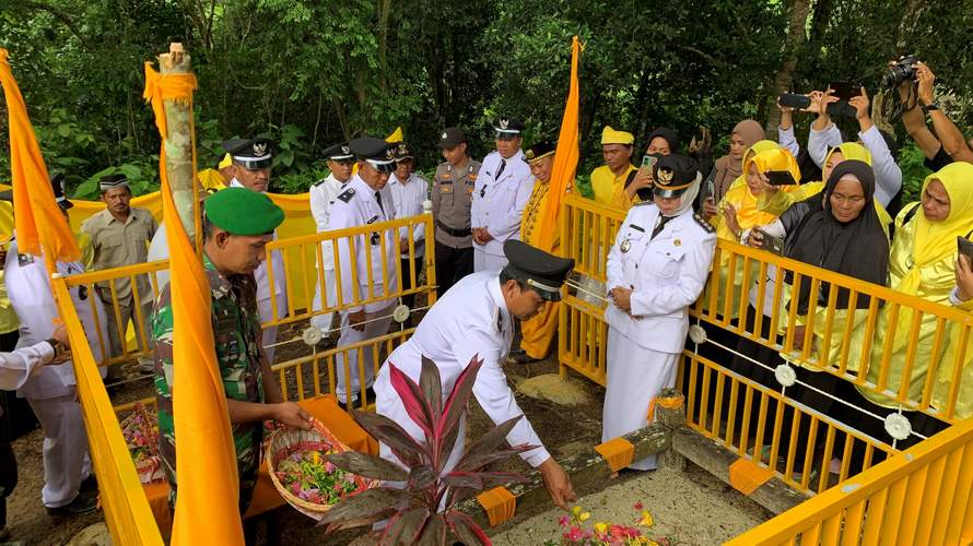 BUTUH PERHATIAN: Mardiatul Idalisah bersama para kepala kampung, menaburkan bunga di petilasan raja pertama Berau, Baddit Dipattung bergelar Aji Raden Surya Nata Kesuma, di Kampung Merancang Ulu, Kecamatan Gunung Tabur.