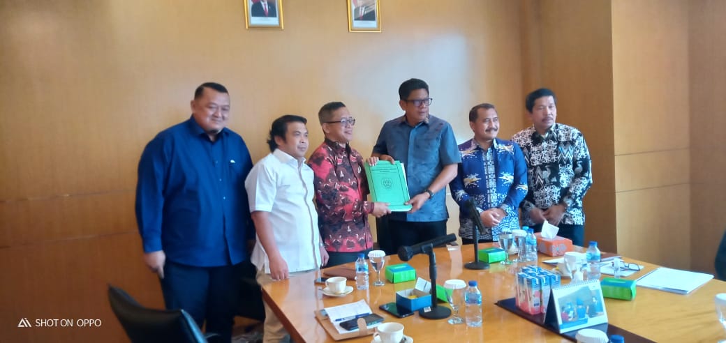 SERAHKAN: Dokumen penunjang untuk materi gugatan mengenai sengkarut tapal batas Kampung Sidrap sudah disodorkan ke tim dari mantan Ketua MK Hamdan Zoelva.