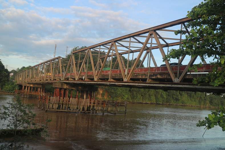 DIBONGKAR HABIS: Jembatan Sambaliung yang menghubungkan dua kecamatan, yakni Kecamatan Tanjung Redeb dan Kecamatan Sambaliung akan diperbaiki mulai 1 Desember nanti.