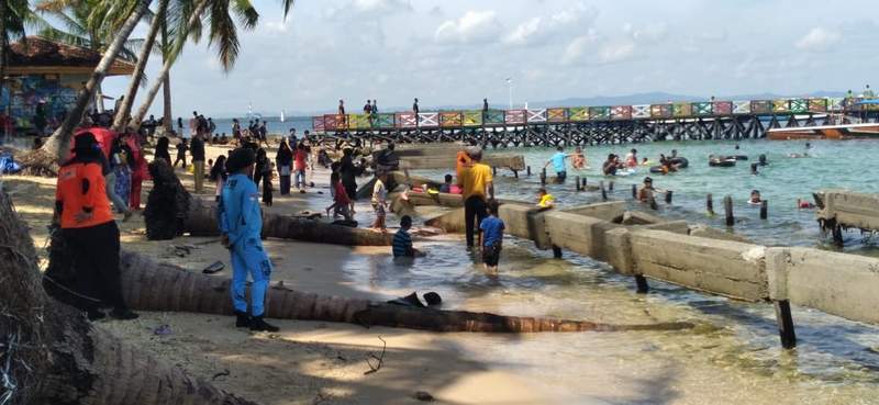 PARIWISATA: Objek wisata Pulau Beras Basah dipadati pengunjung dari berbagai daerah kemarin.