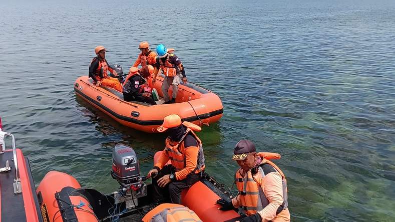 Pencarian korban di perairan Bontang.